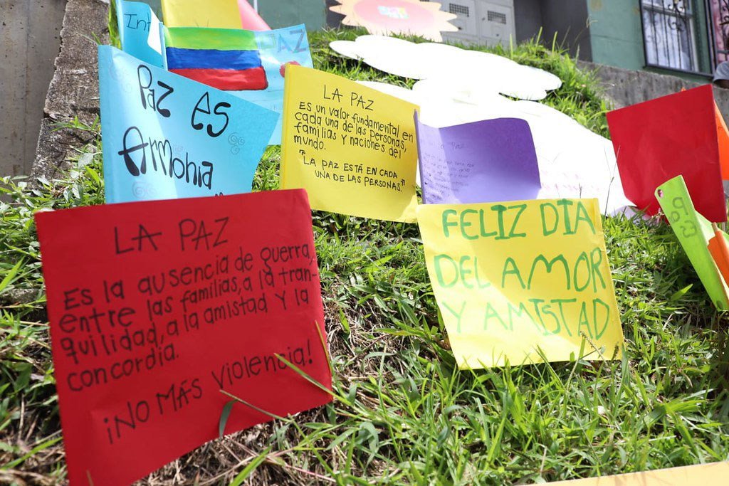 哥伦比亚麦德林市的社区里，孩子们书写的和平信息被展示出来。